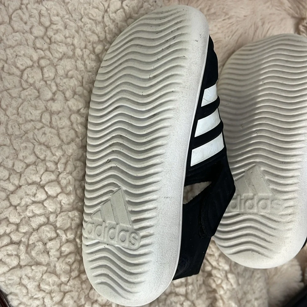 Adidas Kids Closed Toe Black & White, Water Sandals Size 7k with Velcro Closure